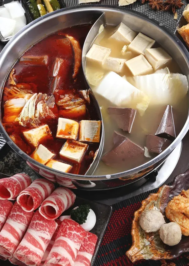 牛肉と豆腐、白菜を入れた二色の鍋