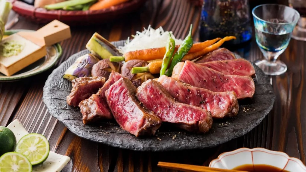 石皿に盛った牛ステーキと焼き野菜
