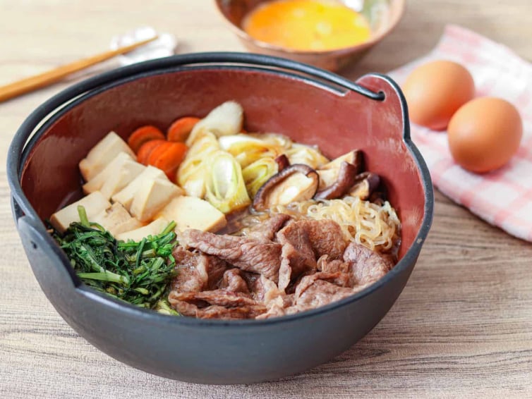 牛肉と豆腐、野菜を煮るすき焼き鍋
