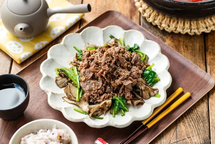 器に盛った牛肉の炒め物とご飯