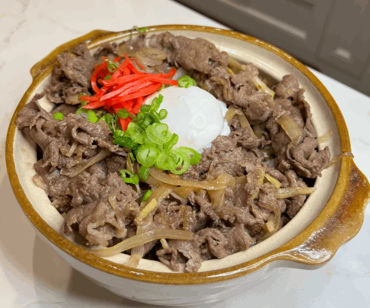 大根おろしと紅しょうがをのせた牛肉の土鍋ご飯