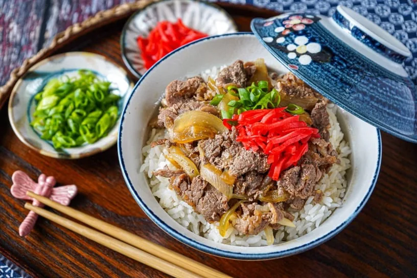 紅しょうがとねぎを添えた牛丼