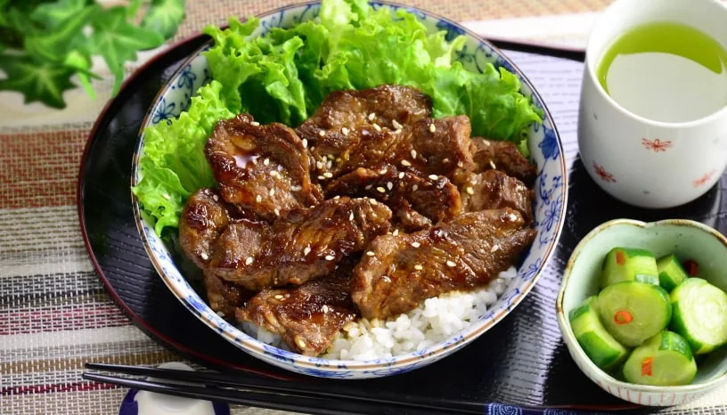 サラダを添えた牛肉の照り焼き丼